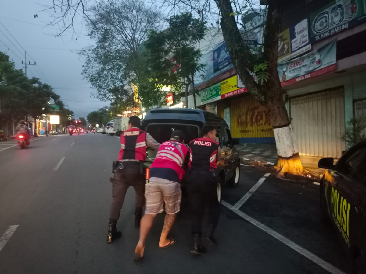 Siaga dan Tanggap, Unit Turjawali Sat Samapta Polres Batu Bantu Dorong Mobil Mogok
