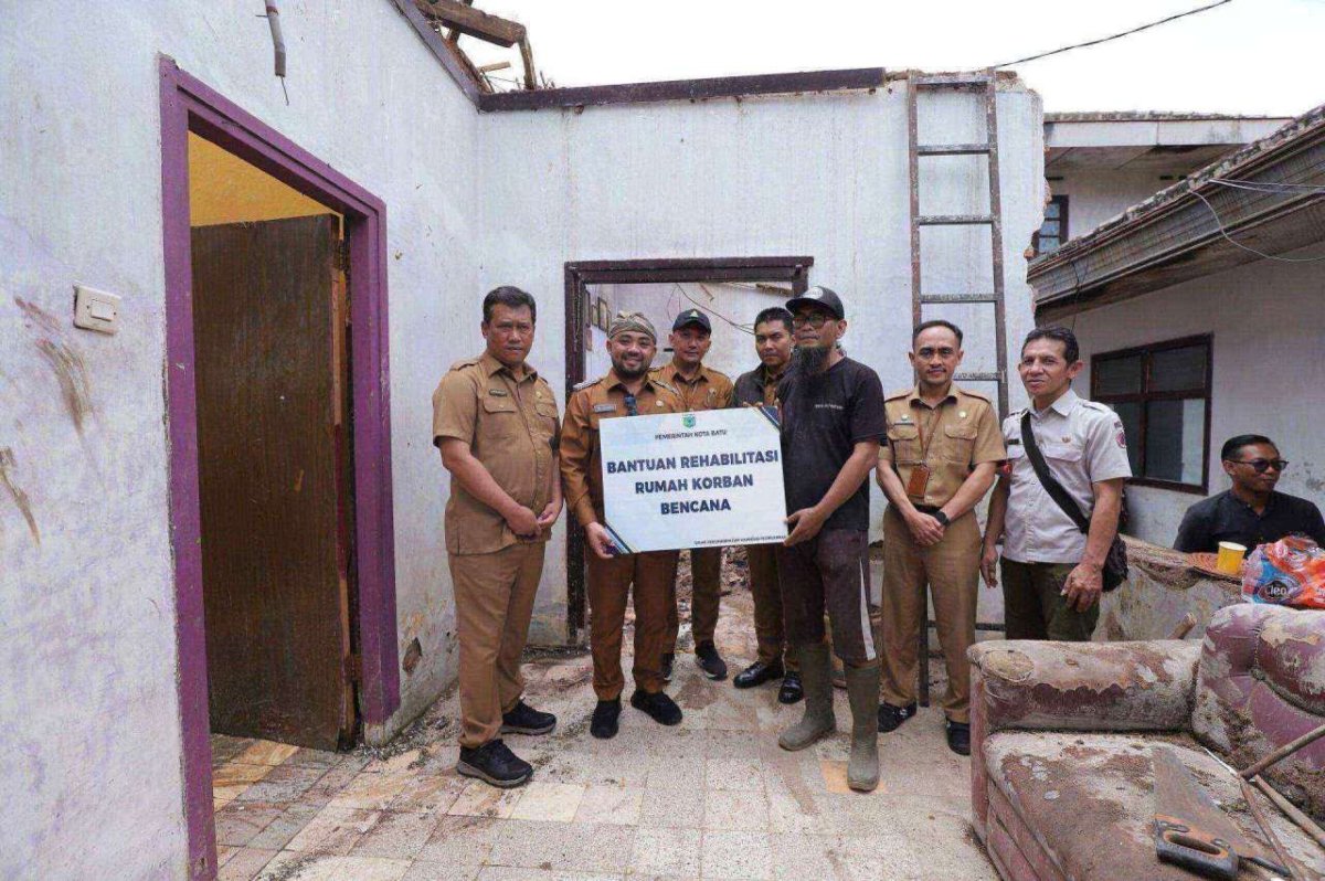 Wawali Kota Batu, Heli Suyanto Berikan Bantuan Themmy, Warga Kauman yang Atap Rumahnya Ambruk