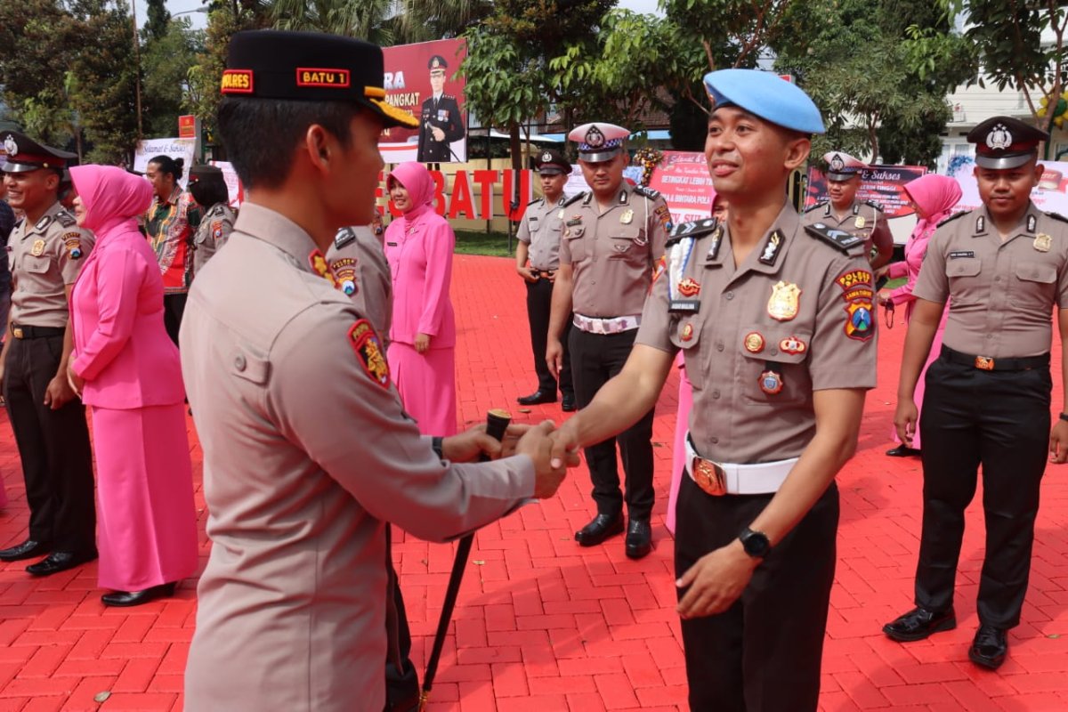 Pimpin Upacara Kenaikan Pangkat 49 Anggota Polres Batu, AKBP Oskar: Tingkatkan Kinerja Agar Lebih Profesional