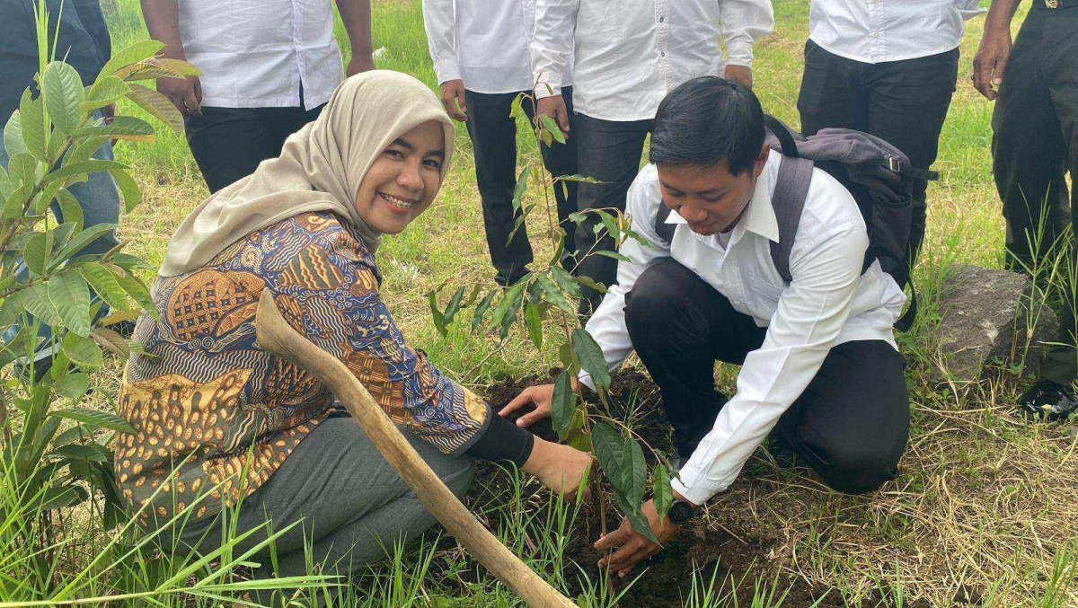 Komitmen Jaga Kelestarian Alam, KPU Tanam 5.709.898 Bibit Pohon Pada Momen Pelantikan KPPS