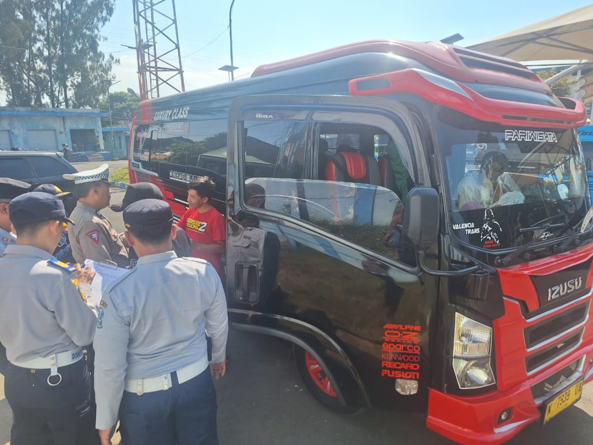 Satlantas Polres Batu Bersama Dishub Kota Batu Gelar Pemeriksaan Kelaikan Angkutan Umum di Terminal, Ops Patuh Semeru 2025