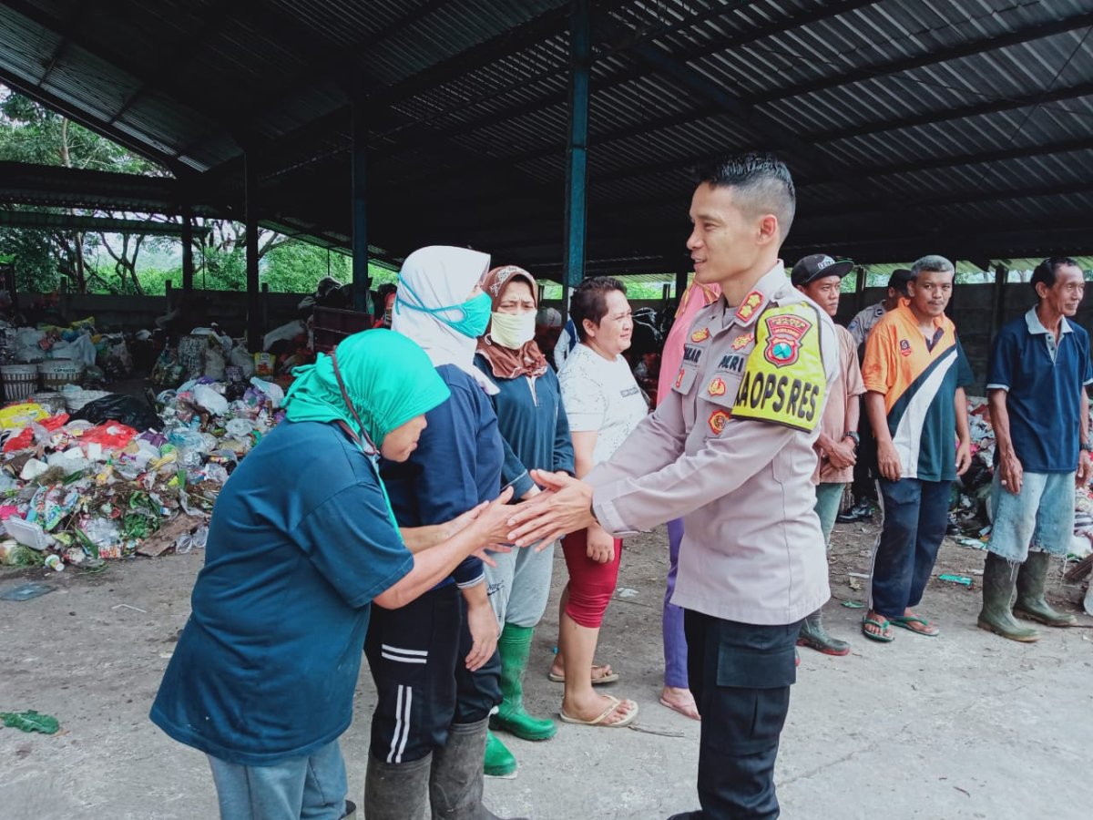 Wujud Kepedulian, Polres Batu Berikan Sembako Pekerja TPA Tlekung