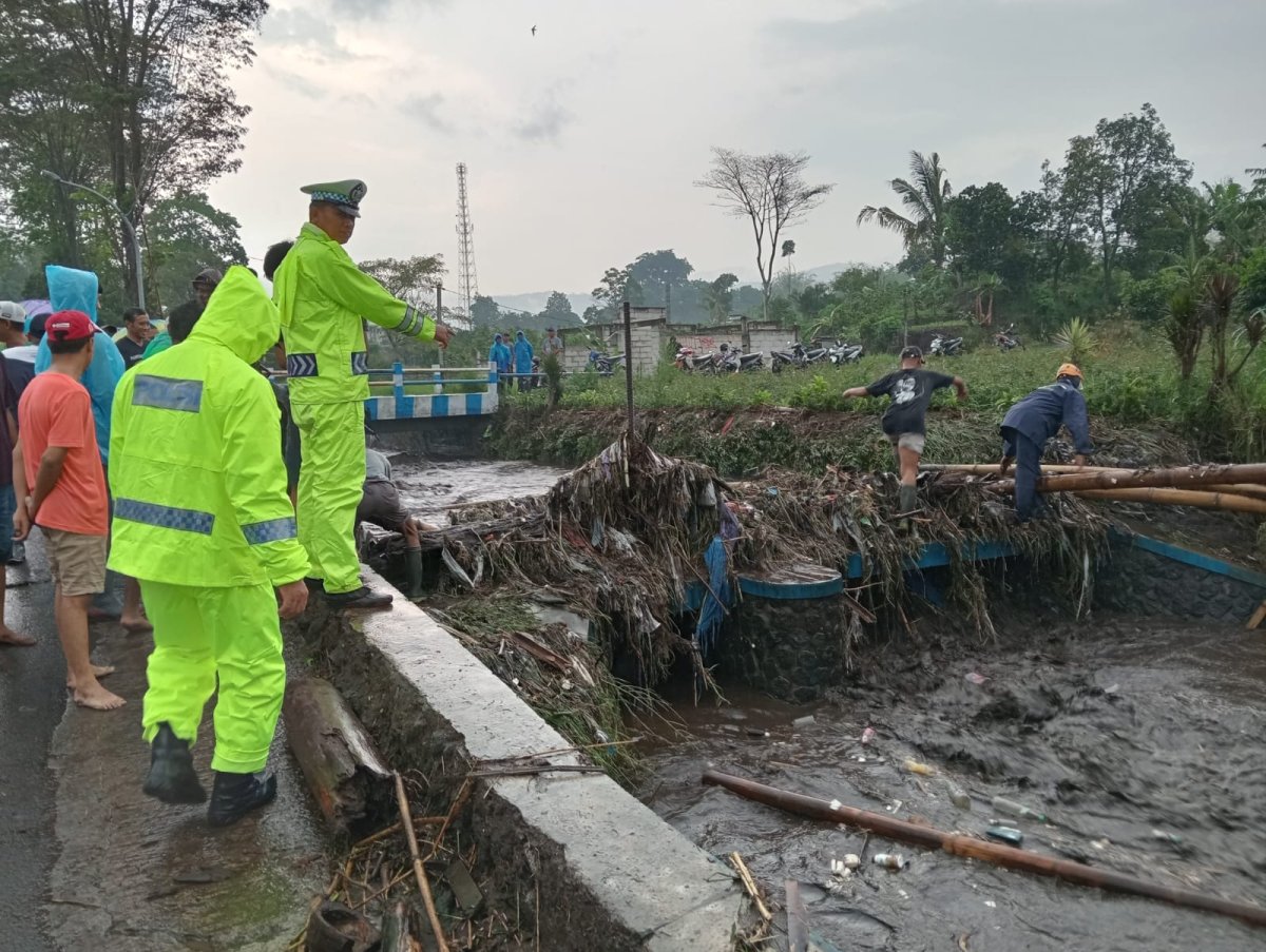 Bersihkan Lumpur Akibat Banjir, Kapolres Batu AKBP Oskar: Sinergitas Polres Batu Bersama dengan Instansi Terkait