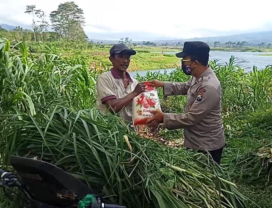 Bagikan Sembako Kepada Nelayan, AKP Hanis: Sebagai Wujud Kepedulian Polri Kepada Masyarakat