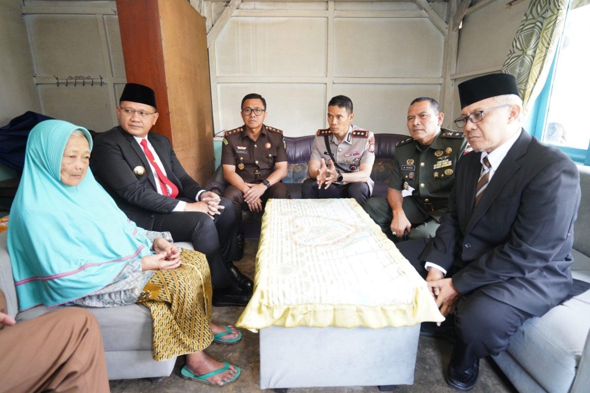 Pj. Wali Kota Batu Aries Bersama Forkopimda Kunjungi Rumah Janda Veteran