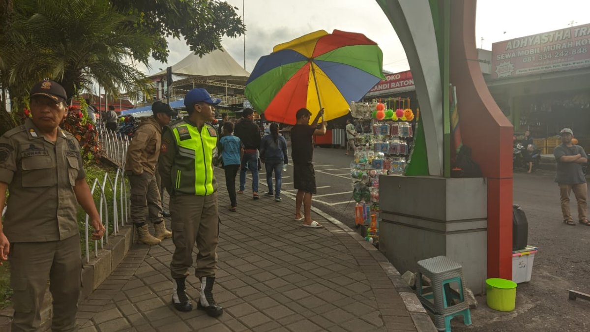 Satpol PP Pemkot Batu Tertibkan PKL di Seputaran Alun-alun Kota Batu dan Beberapa Titik Fasum