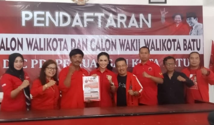 Krisdayanti Datang ke Kantor DPC PDI Perjuangan Kota Batu, Kembalikan Kekurangan Berkas Bacakada 2024-2029