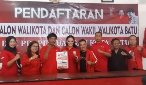 Krisdayanti Datang ke Kantor DPC PDI Perjuangan Kota Batu, Kembalikan Kekurangan Berkas Bacakada 2024-2029