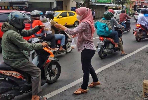 Staf Gizi RSI Unisma Bagikan Takjil, Diharapkan Perkuat Imun Kala Pandemi