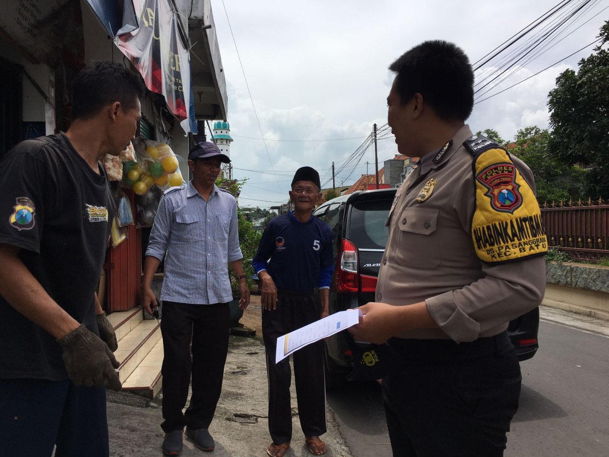 Bhabinkamtibmas Desa Pesanggrahan Aipda Agung Bersama Kades Pesanggrahan, Pertemukan Orang Hilang dengan Keluarganya