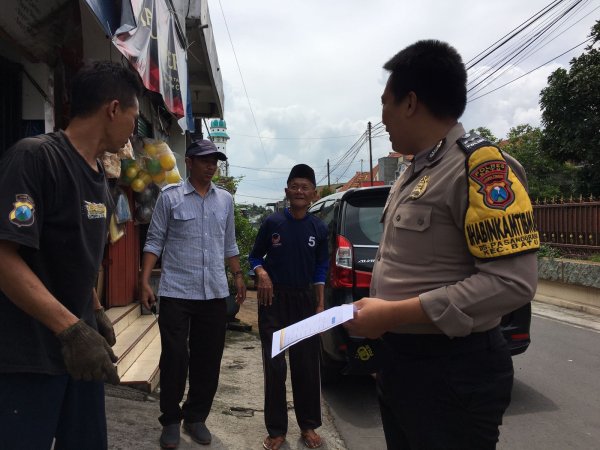 Bhabinkamtibmas Desa Pesanggrahan Aipda Agung Bersama Kades Pesanggrahan, Pertemukan Orang Hilang dengan Keluarganya