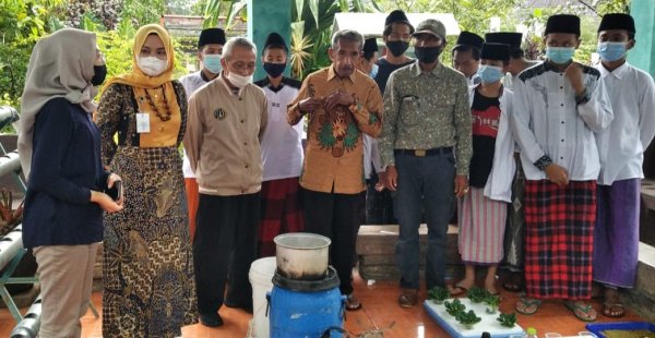 Jalankan PKM, Universitas Widyagama Gelar Pelatihan Hidroponik Santri PP Al-Ishlahiyah