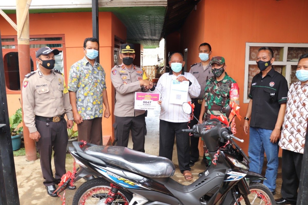 Waka Polres Batu Kompol Iswahab, Serahkan Sepeda Motor Pemenang Undian Gebyar Vaksinasi Lansia