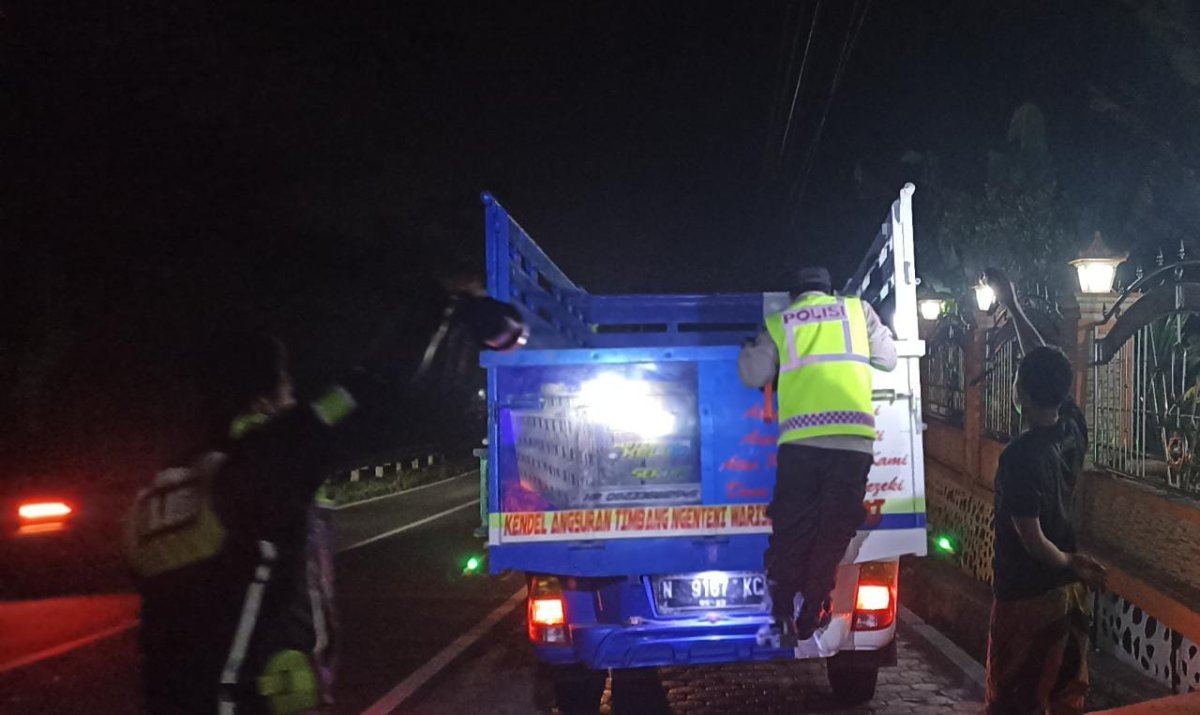 Polsek Ngantang Lakukan Penyekatan Lalu Lintas Hewan di Kambal
