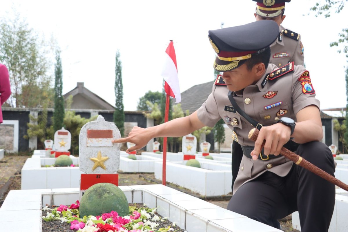 Peringati Hari Bhayangkara ke-77, Kapolres Batu AKBP Oskar Bersama Anggota Ziarah dan Tabur Bunga ke TMP