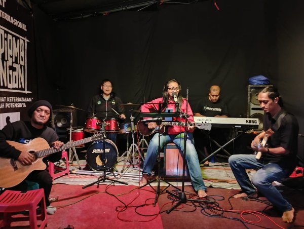 Bermusik Bersama di Kopi Embongan, Mbak Ning Musisi Disabilitas Kota Batu Dukung Penuh