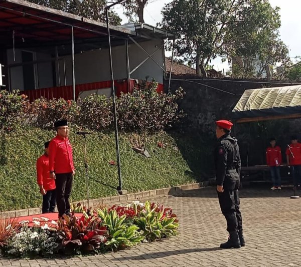 Peringati HUT RI ke-79, DPC PDI Perjuangan Kota Batu Gelar Upacara Pengibaran Bendera di Wisma Perjuangan