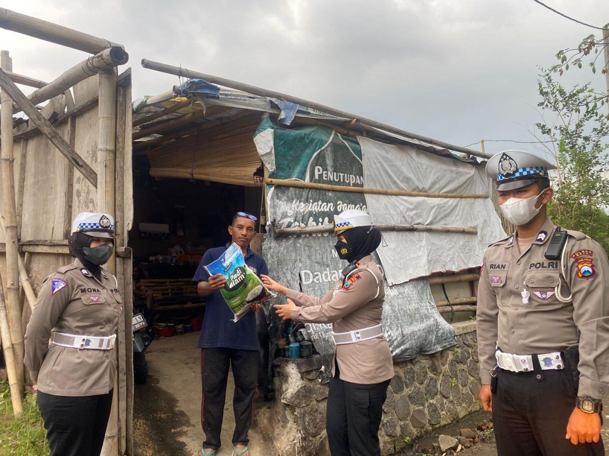 Peduli Sesama, Kasat Lantas Polres Batu AKP Lya Bagikan Sembako