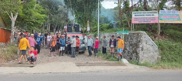 Beredar Kabar Bakal Dieksekusi, Ratusan Warga Desa Sumberejo Pertahankan Tanah Makam dan Lapangan Sepak Bola