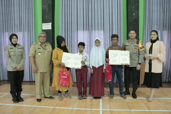 Kapolda Jatim Irjen Pol. Toni Melalui Kapolresta Malang Kota Kombes Pol. Buher, Kembali Berikan Beasiswa Kepada Anak Korban Tragedi Stadion Kanjuruhan