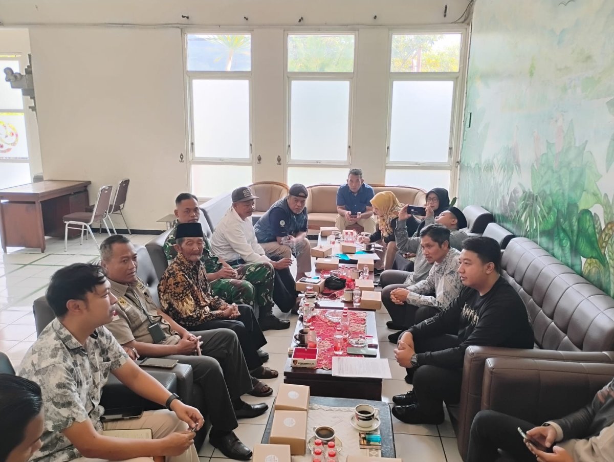 Lurah Songgokerto, Arsyam Dian Ramadhan Bantu Mediasi Warga dengan Al-Izzah, Soal Akses Jalan Petani Ditembok