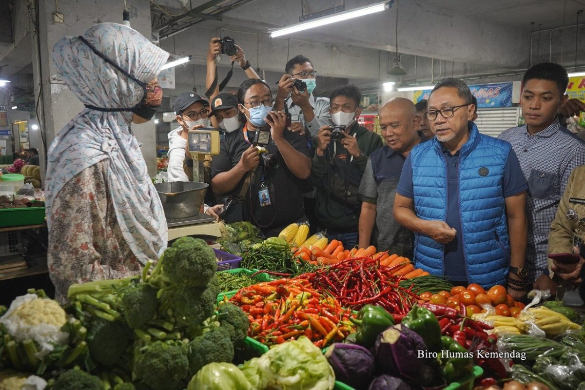 Blusukan ke Pasar Kosambi Bandung, Mendag RI Zulhas: Harga Sembako Stabil, Migor Curah Dikemas Sederhana