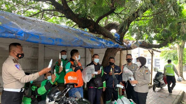 Jelang Operasi Patuh Semeru 2022, Sat Lantas Polres Batu Bagikan Helm Gratis