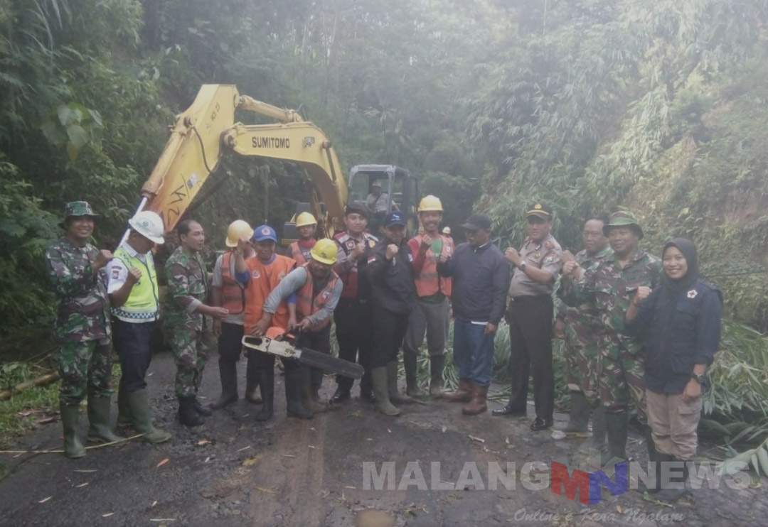 Sinergitas TNI-Polri, Evakuasi Bencana “Tanah Longsor” di Ngantang