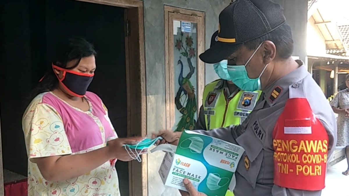 Kapolsek Ngantang Bagikan Masker Gratis, Diapresiasi Masyarakat