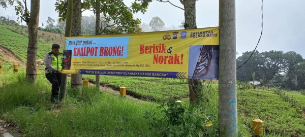 Sat Lantas Polres Batu Pasang Spanduk di Cangar, Larang Pengendara R2 Gunakan Knalpot Brong