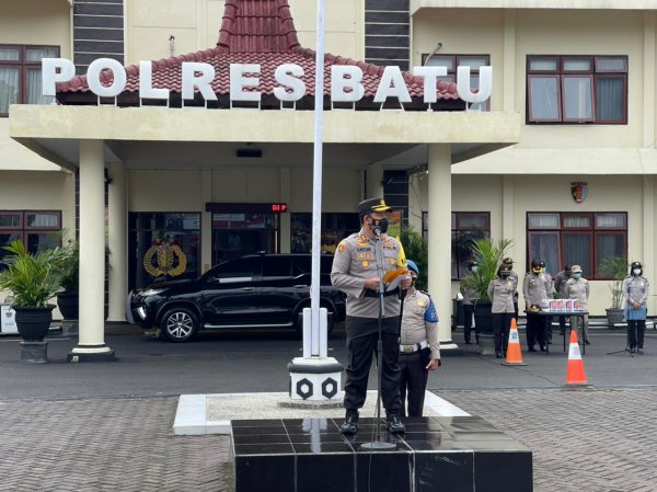 Pimpin Upacara Kenaikan Pangkat, Kapolres Batu Pesan Hal Ini Pada Anggotanya