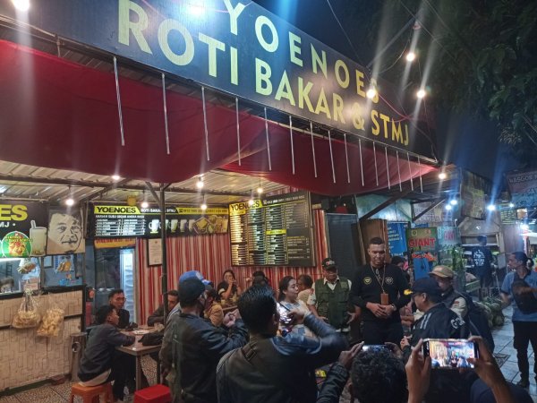 Dikeluhkan Wisatawan dan Pengguna Jalan, Satpol PP Pemkot Batu Berulangkali Tertibkan Yoenoes Roti Bakar & STMJ