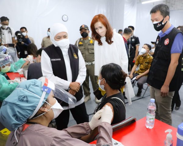 Pasca Libur Lebaran, Gubernur Jatim Khofifah Imbau Seluruh Kab/Kota di Jatim Percepat Vaksinasi Dosis Dua dan Tiga