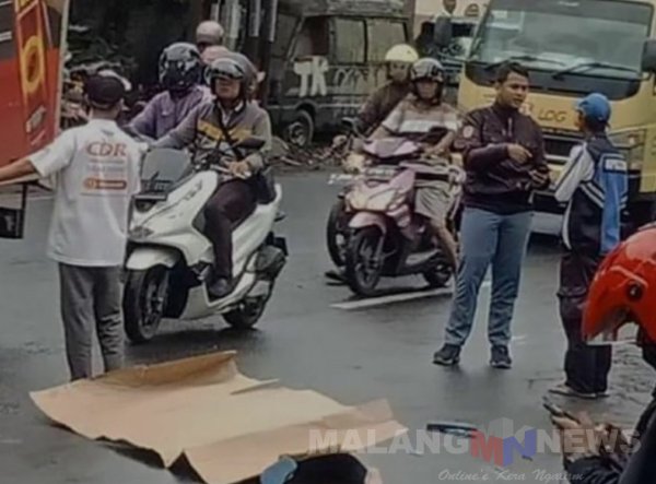 Terperosok Lubang Jalan, Wanita Ini Dilindas Mobil Boks