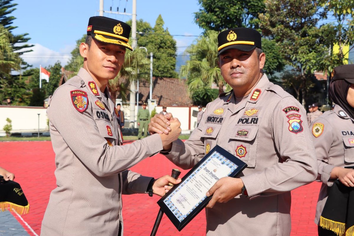 Kapolres Batu AKBP Oskar Berikan Reward 12 Anggota yang Berprestasi