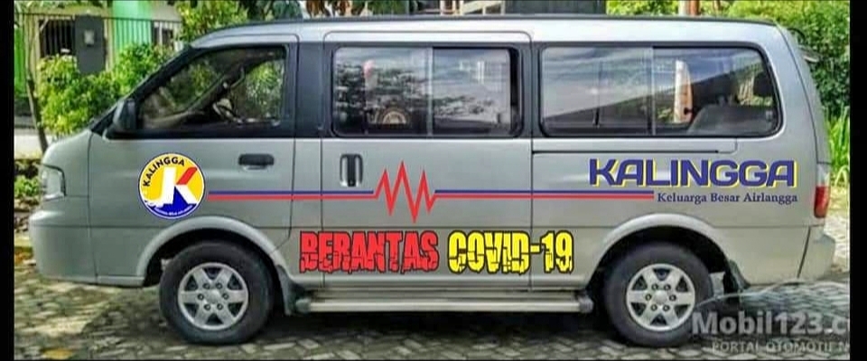 Dorong Semangat Berbagi di HUT RI, Alumnus Airlangga Serahkan Mobil Ambulance