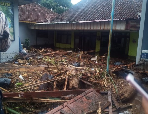 Kota Batu Diterjang Banjir Bandang, Akibatkan Rumah Roboh dan Tanah Longsor