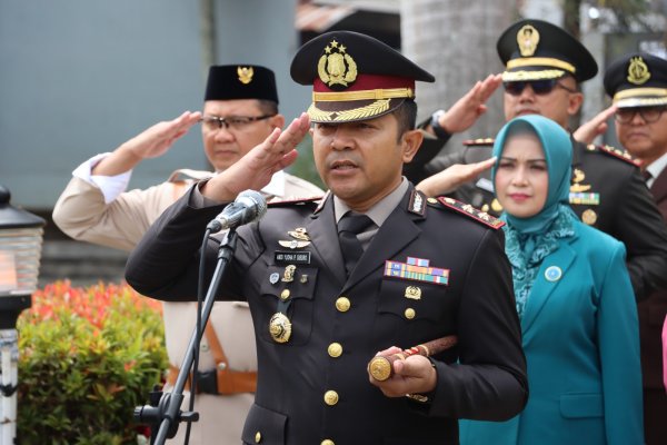 Kapolres Batu AKBP Andi Bersama Forkopimda, Ikuti Upacara Hari Pahlawan dan Tabur Bunga di TMP Suropati