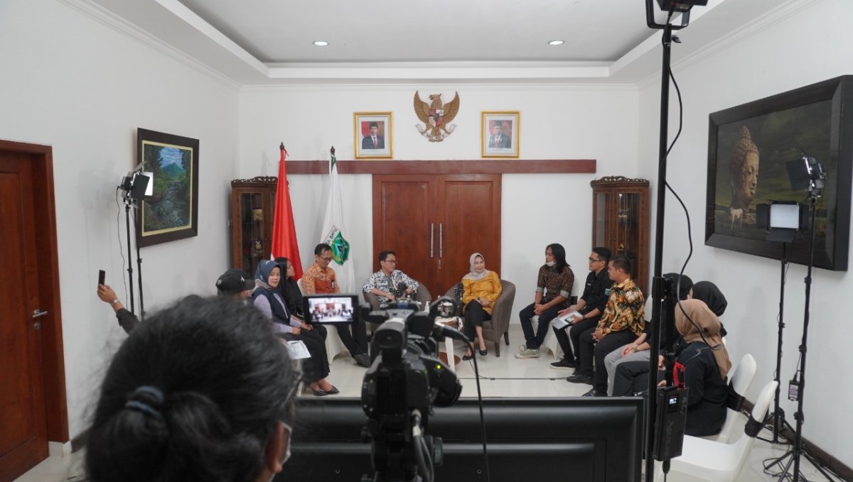 Podcast Perdana, TV Desa Kota Batu Hadirkan Dewanti Rumpoko