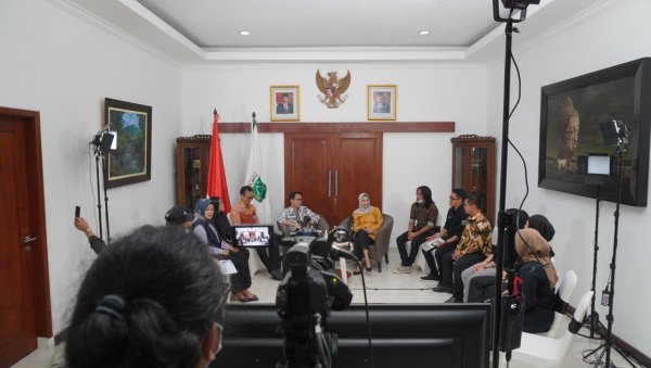 Podcast Perdana, TV Desa Kota Batu Hadirkan Dewanti Rumpoko