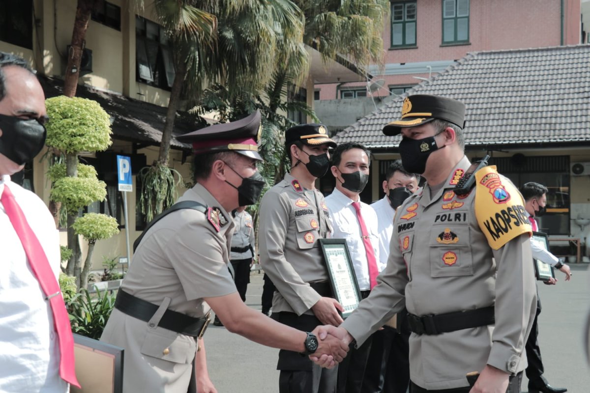 Kombes Pol Buher Pimpin Upacara Sertijab dan Pemberian Penghargaan Anggota Berprestasi