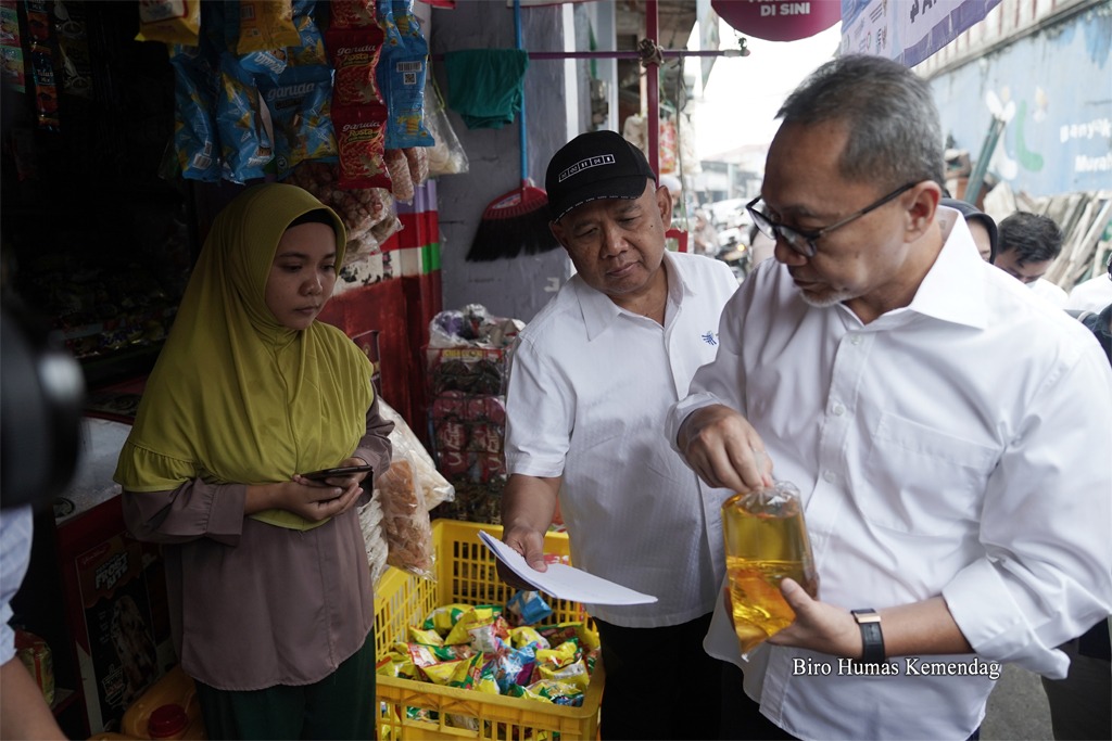 Blusukan Lagi ke Pasar, Mendag RI Zulhas: Migor Rp 14.000/Liter Ada di 13.968 Warung Pangan dan Warung Gurih