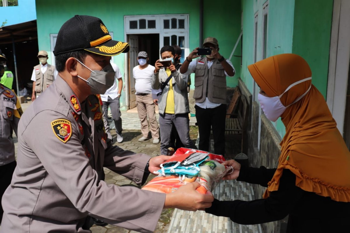 Kapolres Batu Berikan Bantuan Sembako Keluarga Terpapar Covid-19