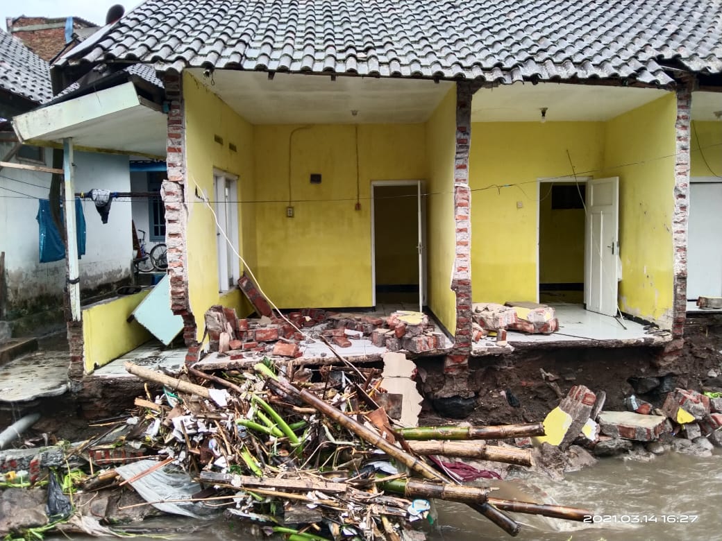 2 Rumah Ambruk, 10 Pohon Tumbang di Kota Malang Diterpa Hujan Lebat