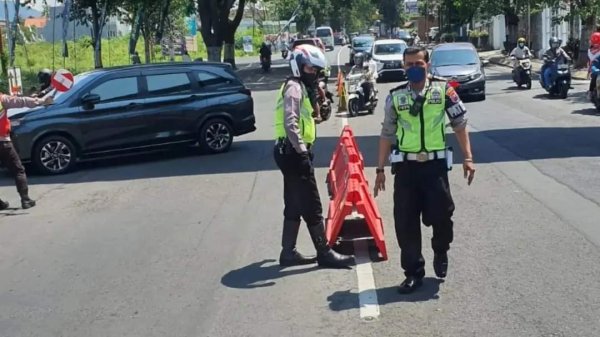 Antisipasi Kemacetan di Tempat Wisata, Satlantas Polres Batu Laksanakan Giat Penataan Barier
