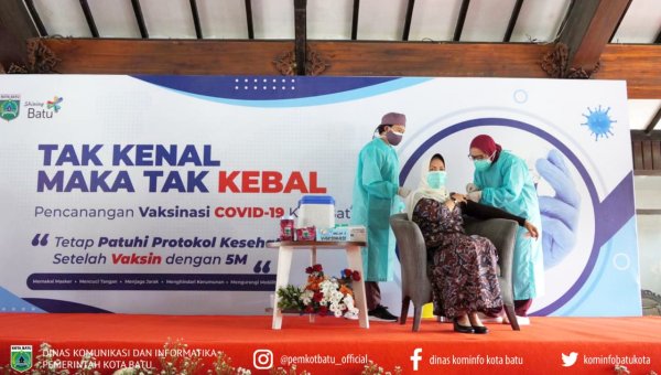 Wali Kota Batu Dewanti Rumpoko, Terima Suntikan Pertama Vaksin Covid-19
