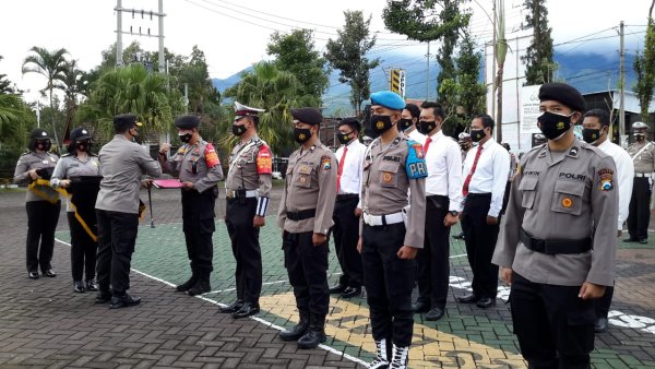 Kapolres Batu, Berikan Penghargaan Kepada Anggota yang Berprestasi