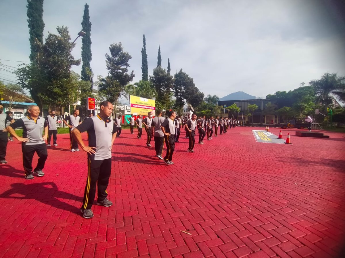 Para Personil Polres Batu Melaksanakan Senam Aerobik, Tingkatkan Imunitas Tubuh