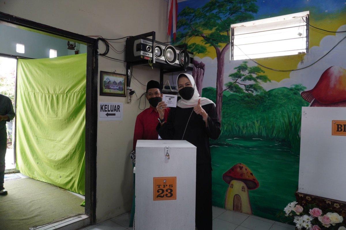 Pilkades Serentak di Lima Desa, Walikota Batu Dewanti Rumpoko Tinjau TPS dan Berikan Hak Suara