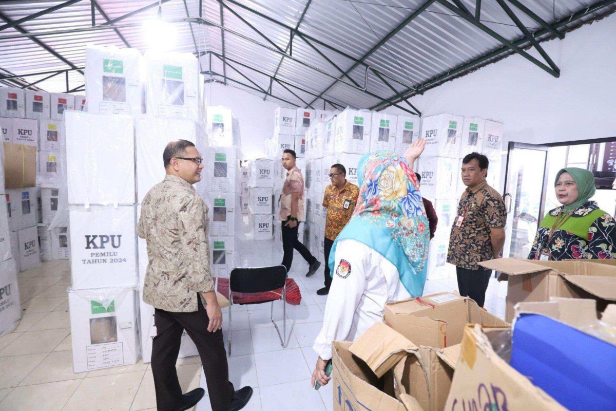 Cek Gudang KPU, Pj. Wali Kota Batu Dr. Aries Pastikan Logistik Sudah Terpenuhi